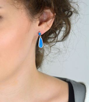 Kolczyki damskie srebrne wiszące łezki z niebieskim syntetycznym opalem – model DIA-KLC-13139-925. Srebro próby 925, długość 2,7 cm, waga 3,80 g, zapięcie na sztyft (3).JPG