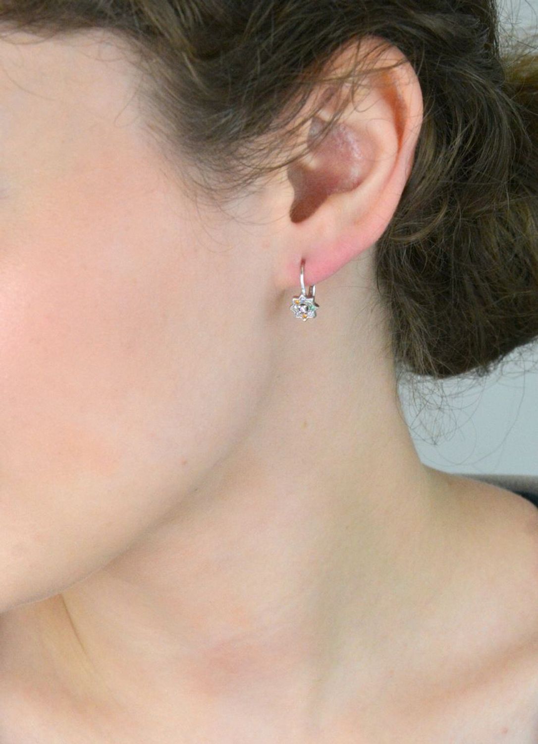 Kolczyki dziecięce srebrne DIA-KLC-13140-925 w kształcie kwiatków z kolorową cyrkonią. Waga 1,50 g, długość 1,5 cm, zapięcie bigiel angielski – idealne dla dziewczynki.1.jpg