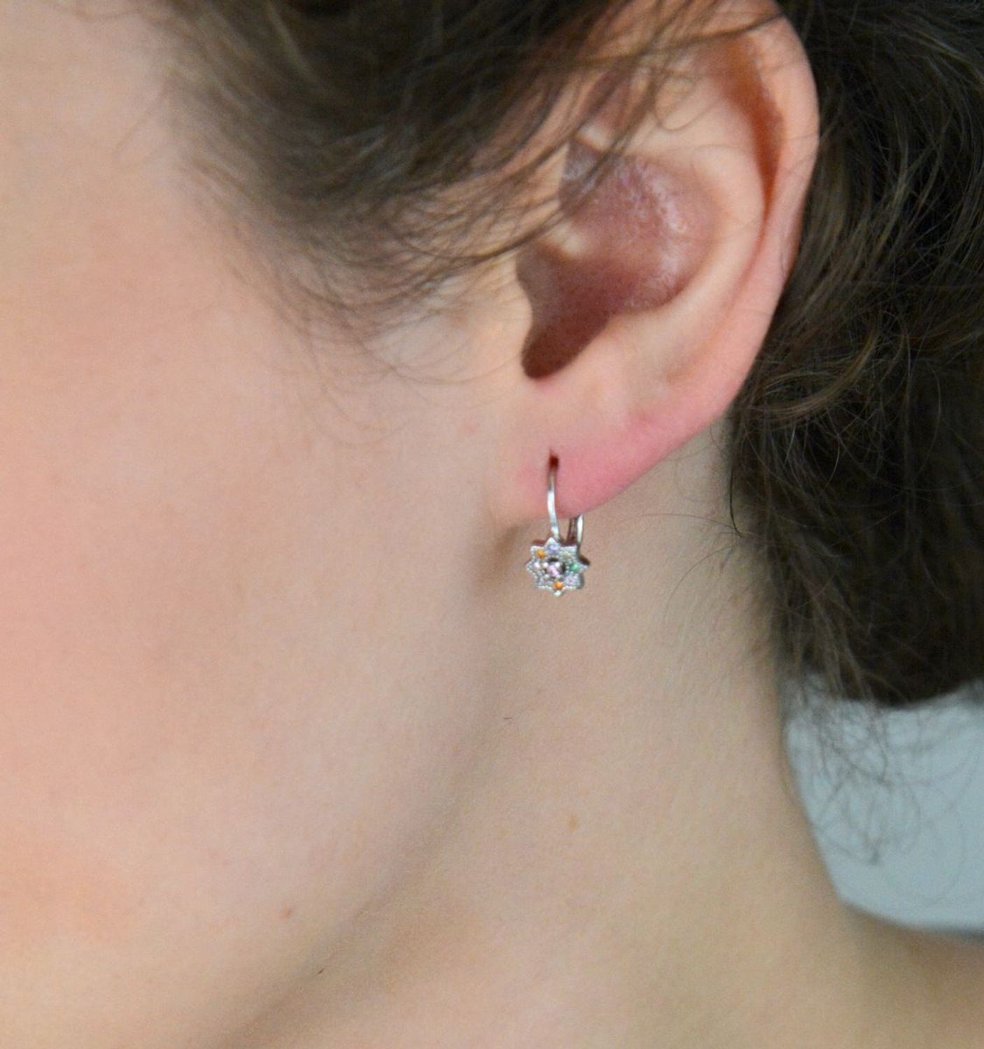 Kolczyki dziecięce srebrne DIA-KLC-13140-925 w kształcie kwiatków z kolorową cyrkonią. Waga 1,50 g, długość 1,5 cm, zapięcie bigiel angielski – idealne dla dziewczynki.1.jpg