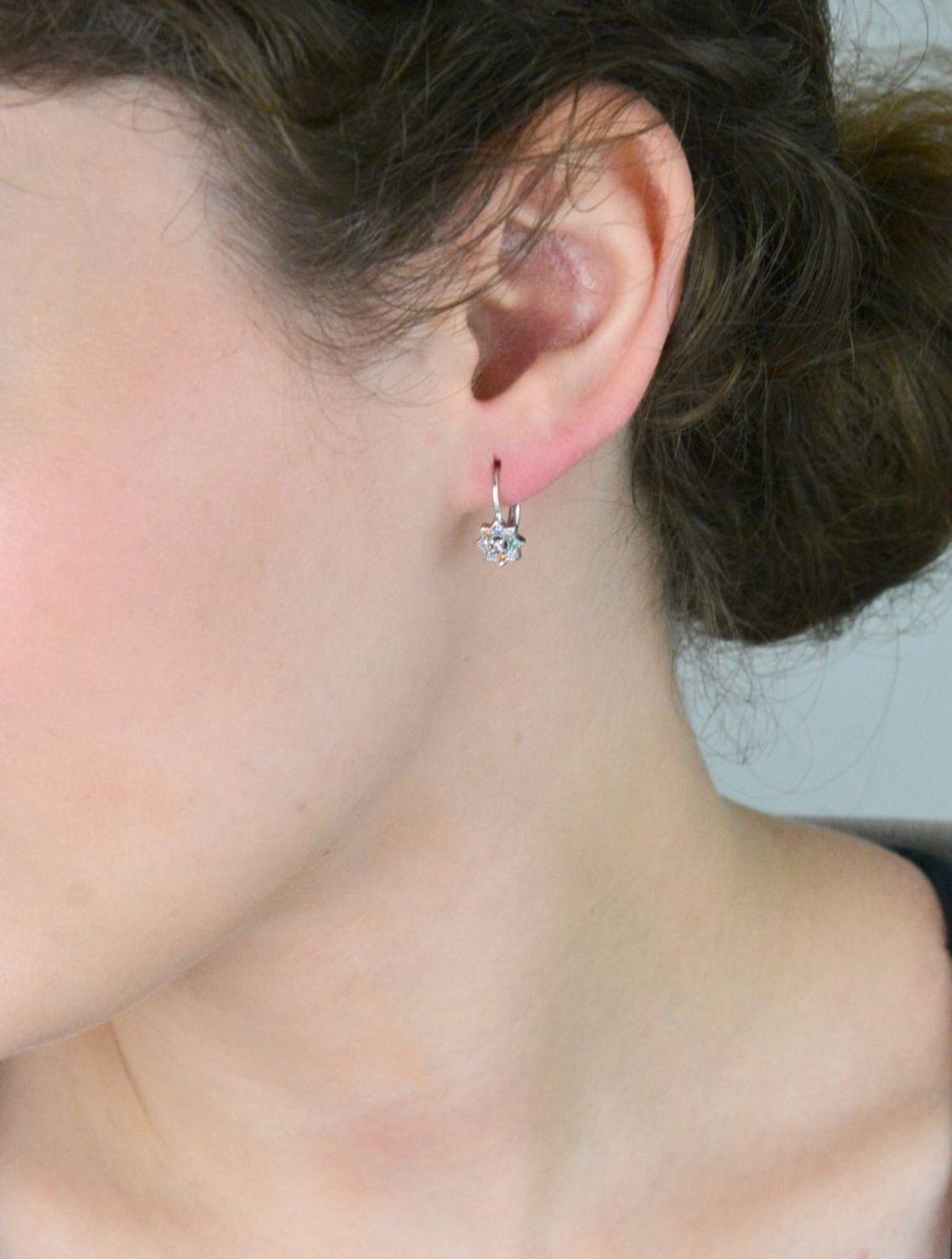 Kolczyki dziecięce srebrne DIA-KLC-13140-925 w kształcie kwiatków z kolorową cyrkonią. Waga 1,50 g, długość 1,5 cm, zapięcie bigiel angielski – idealne dla dziewczynki.1.jpg