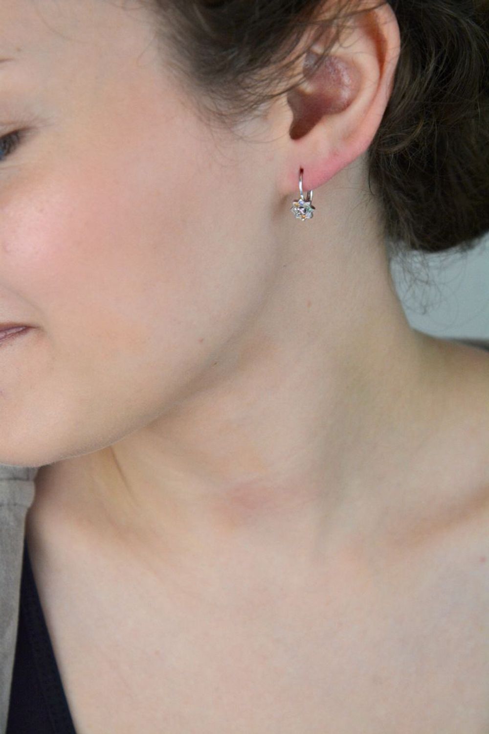 Kolczyki dziecięce srebrne DIA-KLC-13140-925 w kształcie kwiatków z kolorową cyrkonią. Waga 1,50 g, długość 1,5 cm, zapięcie bigiel angielski – idealne dla dziewczynki.1.jpg