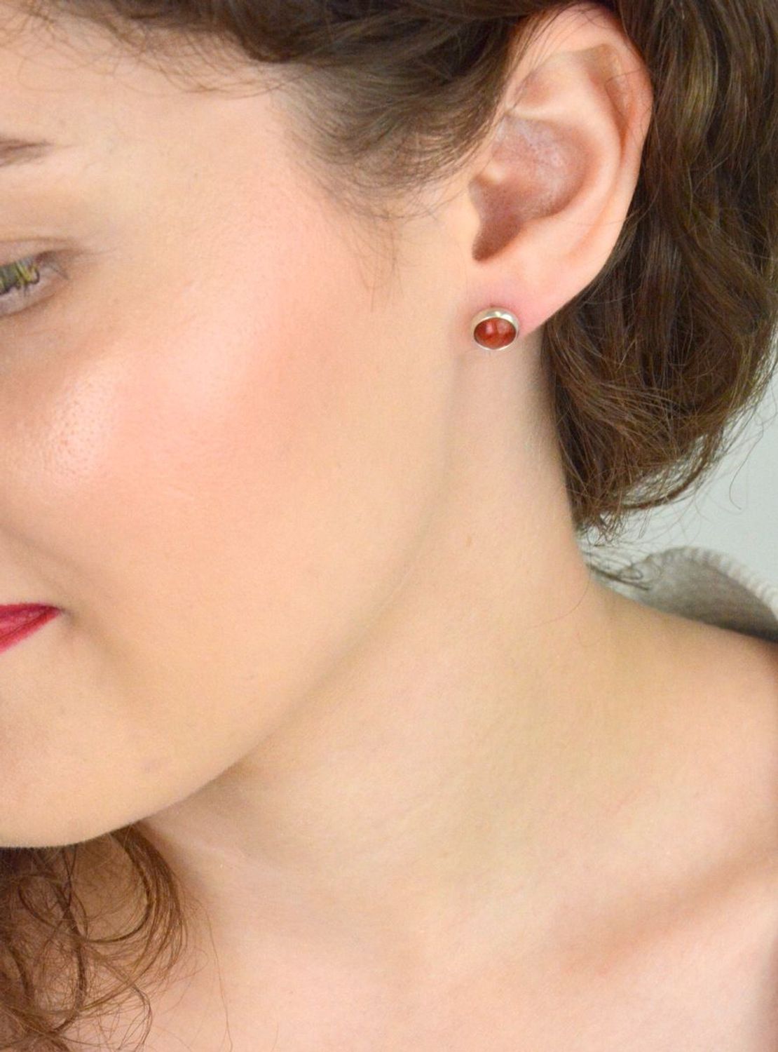 Kolczyki damskie srebrne DIA-KLC-13141-925 – z naturalnym koralowcem, próba 925, szerokość 9 mm, waga 1,90 g, zapięcie na sztyft.1.jpg