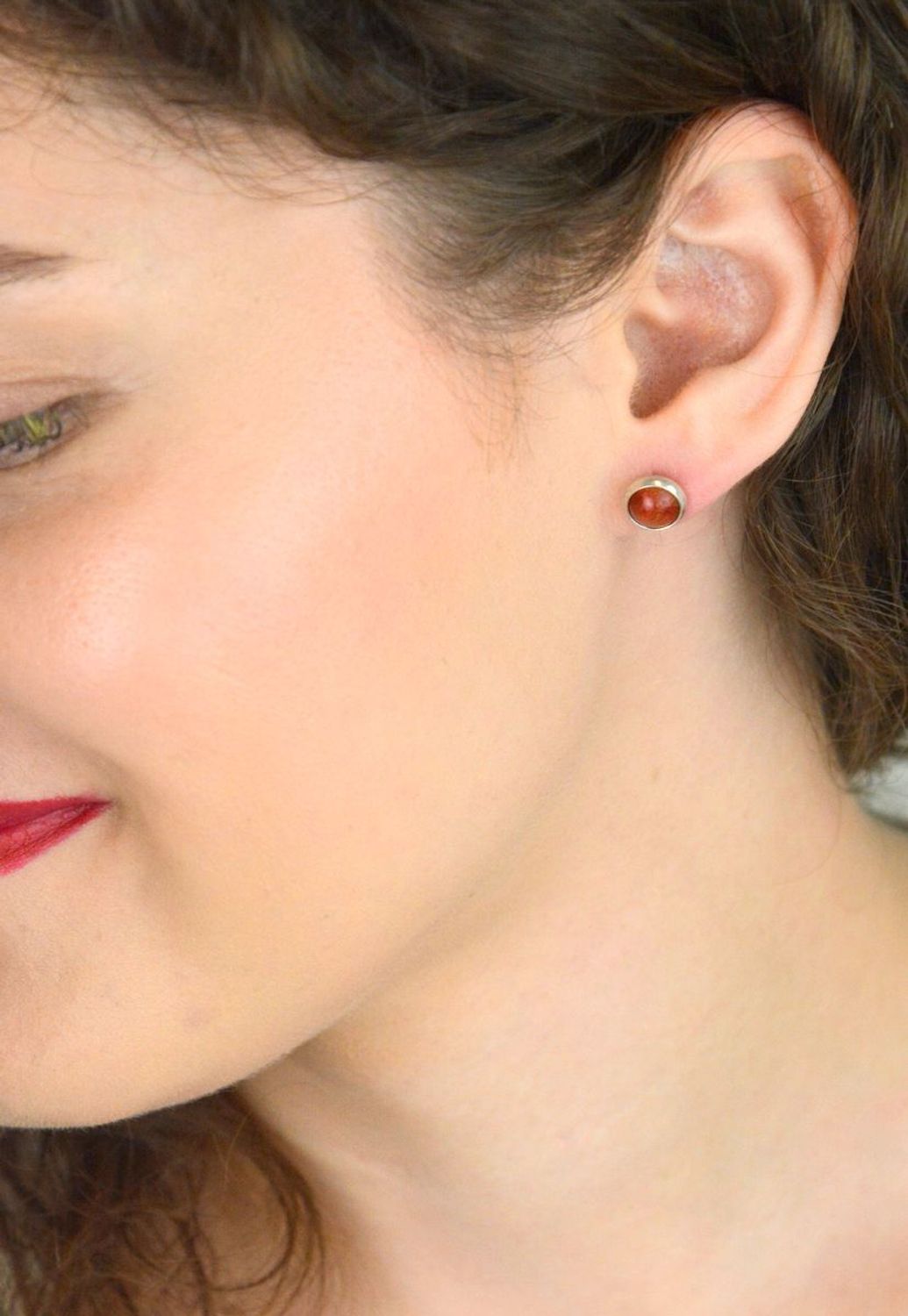 Kolczyki damskie srebrne DIA-KLC-13141-925 – z naturalnym koralowcem, próba 925, szerokość 9 mm, waga 1,90 g, zapięcie na sztyft.1.jpg