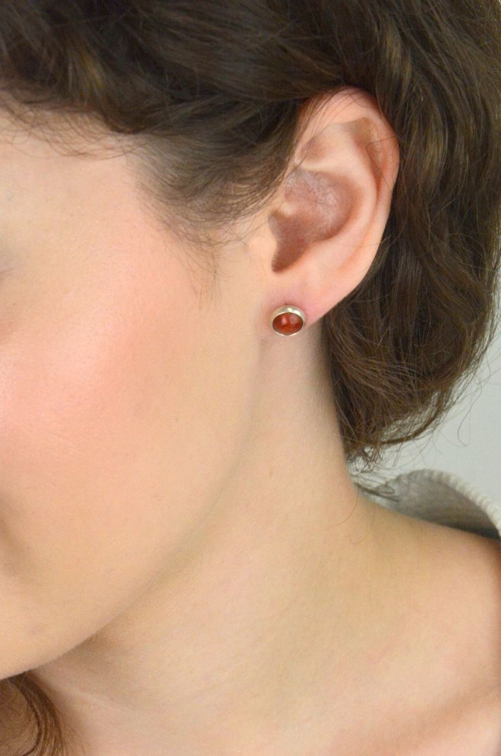 Kolczyki damskie srebrne DIA-KLC-13141-925 – z naturalnym koralowcem, próba 925, szerokość 9 mm, waga 1,90 g, zapięcie na sztyft.1.jpg