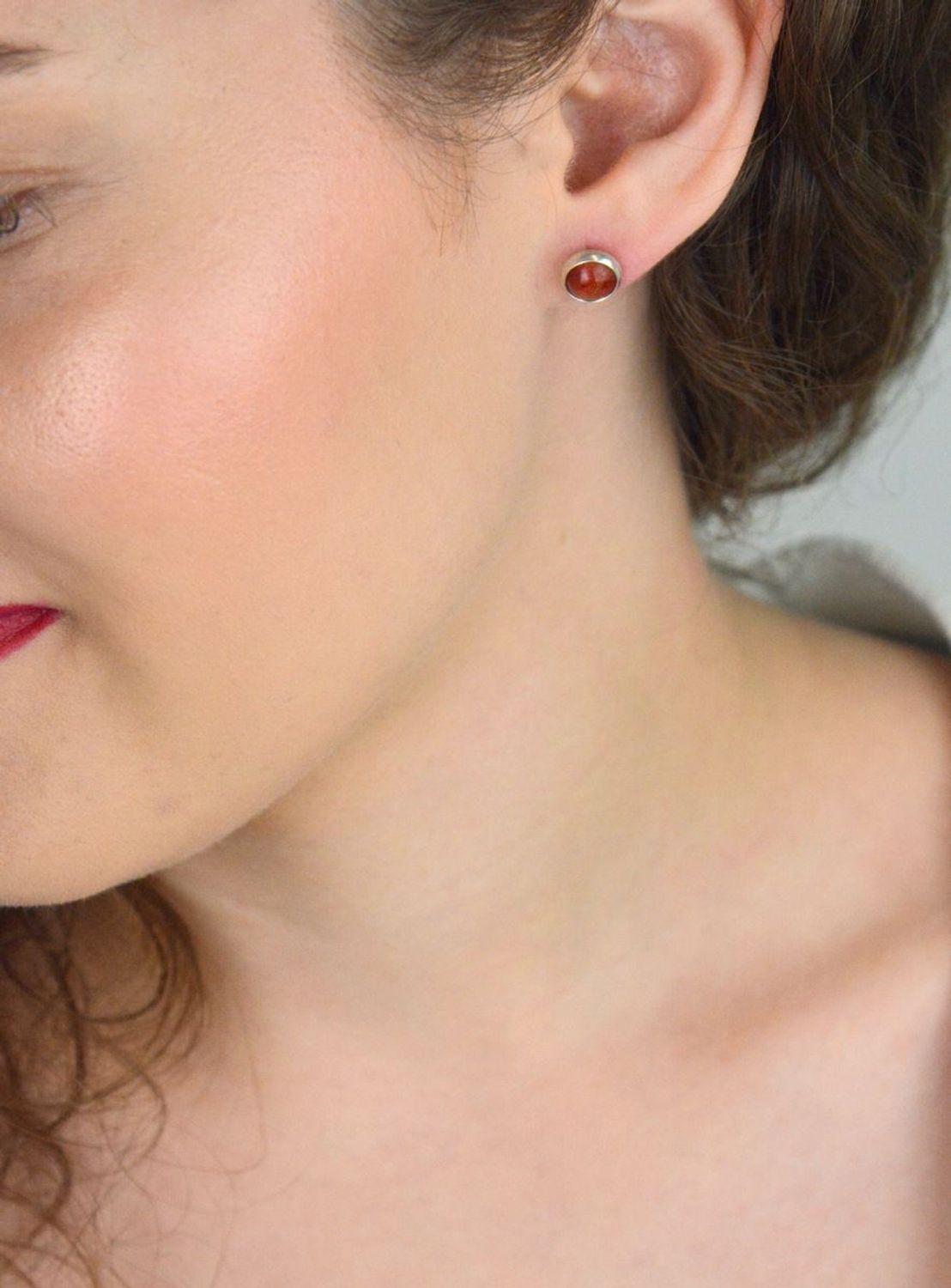 Kolczyki damskie srebrne DIA-KLC-13141-925 – z naturalnym koralowcem, próba 925, szerokość 9 mm, waga 1,90 g, zapięcie na sztyft.1.jpg