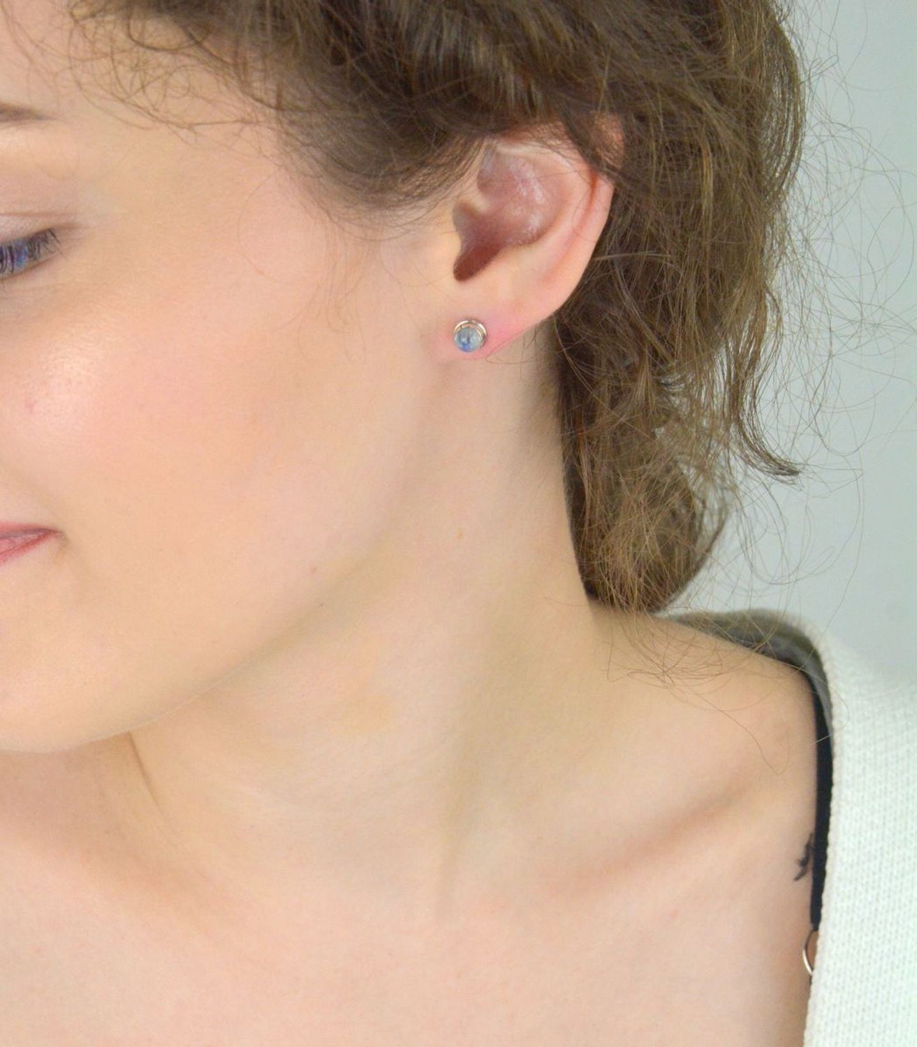 Kolczyki srebrne damskie DIA-KLC-13142-925 z naturalnym labradorytem, próba 925, wielkość 6 mm, waga 0,90 g, zapięcie na sztyft. Eleganckie, lekkie i uniwersalne.1.jpg