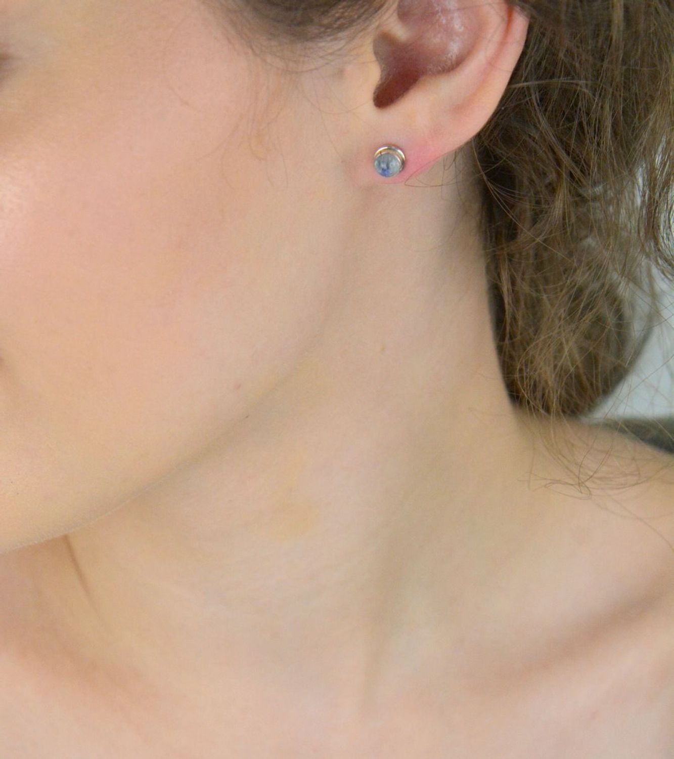 Kolczyki srebrne damskie DIA-KLC-13142-925 z naturalnym labradorytem, próba 925, wielkość 6 mm, waga 0,90 g, zapięcie na sztyft. Eleganckie, lekkie i uniwersalne.1.jpg