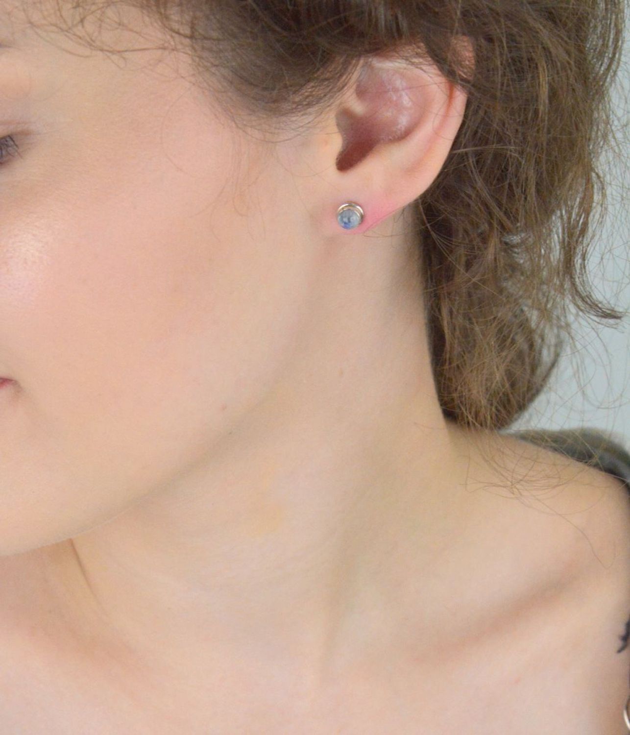 Kolczyki srebrne damskie DIA-KLC-13142-925 z naturalnym labradorytem, próba 925, wielkość 6 mm, waga 0,90 g, zapięcie na sztyft. Eleganckie, lekkie i uniwersalne.1.jpg