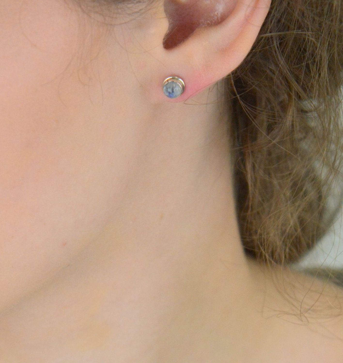 Kolczyki srebrne damskie DIA-KLC-13142-925 z naturalnym labradorytem, próba 925, wielkość 6 mm, waga 0,90 g, zapięcie na sztyft. Eleganckie, lekkie i uniwersalne.1.jpg