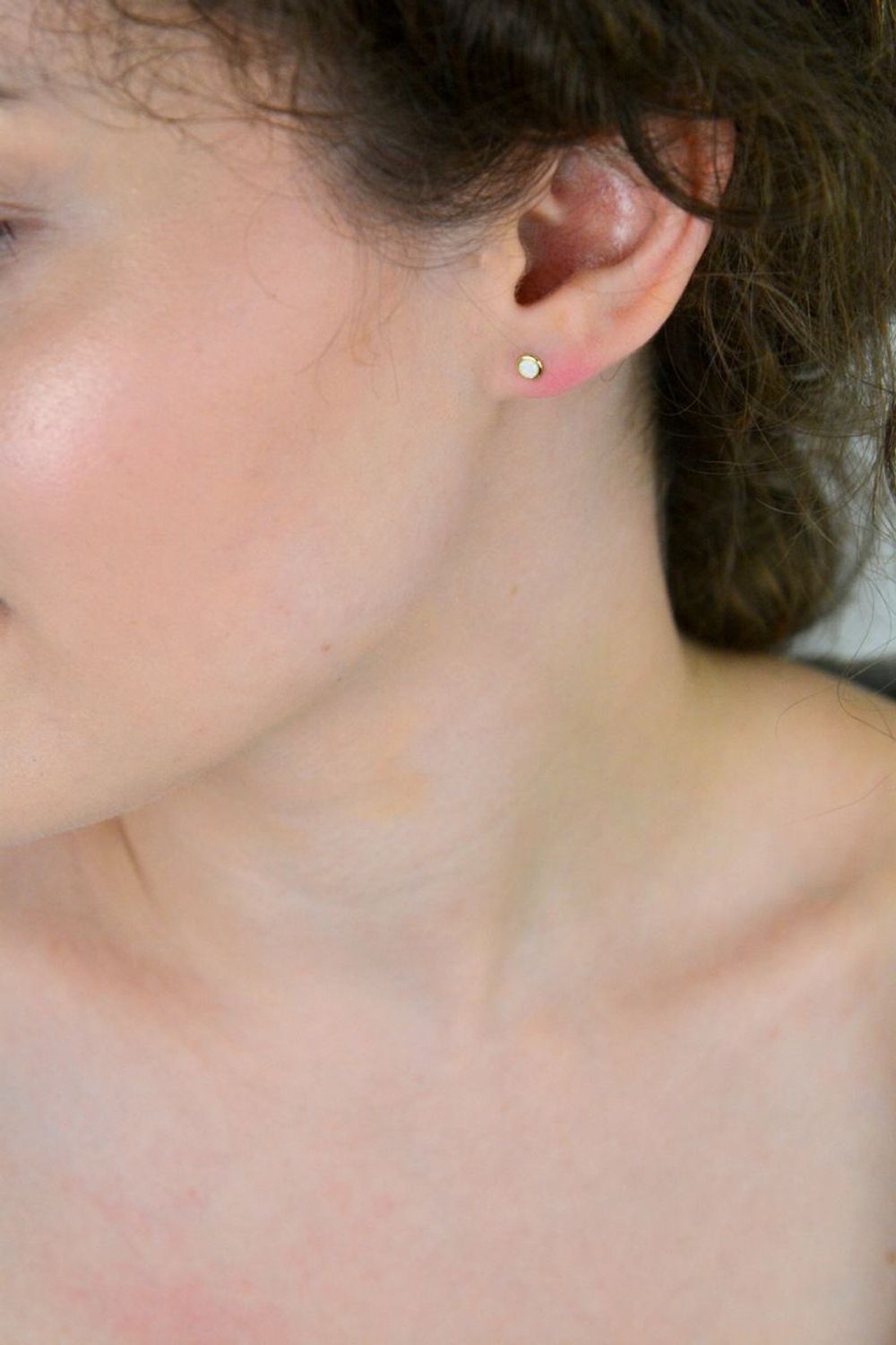 Kolczyki damskie DIA-KLC-13143-925 – pozłacane srebro próby 925, okrągły opal syntetyczny 4 mm, zapięcie na sztyft, waga 0,70 g. Eleganckie, lekkie i kobiece – idealne na co dzień.1.jpg