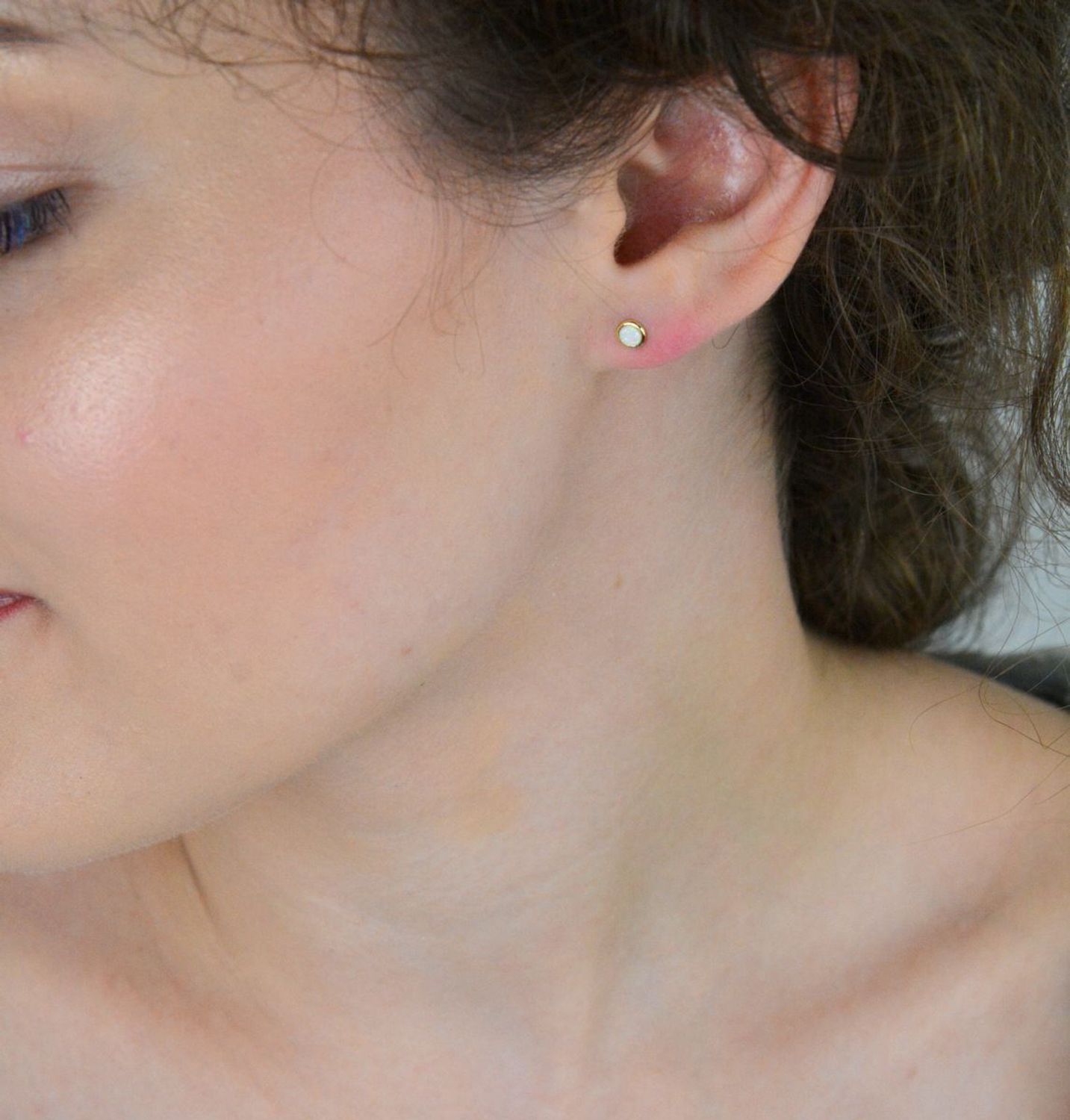 Kolczyki damskie DIA-KLC-13143-925 – pozłacane srebro próby 925, okrągły opal syntetyczny 4 mm, zapięcie na sztyft, waga 0,70 g. Eleganckie, lekkie i kobiece – idealne na co dzień.1.jpg