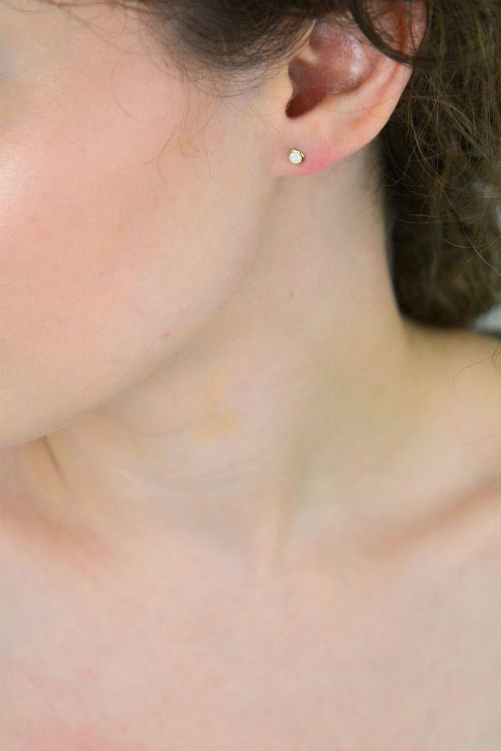 Kolczyki damskie DIA-KLC-13143-925 – pozłacane srebro próby 925, okrągły opal syntetyczny 4 mm, zapięcie na sztyft, waga 0,70 g. Eleganckie, lekkie i kobiece – idealne na co dzień.1.jpg