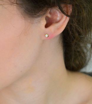 Kolczyki damskie DIA-KLC-13143-925 – pozłacane srebro próby 925, okrągły opal syntetyczny 4 mm, zapięcie na sztyft, waga 0,70 g. Eleganckie, lekkie i kobiece – idealne na co dzień (1).JPG