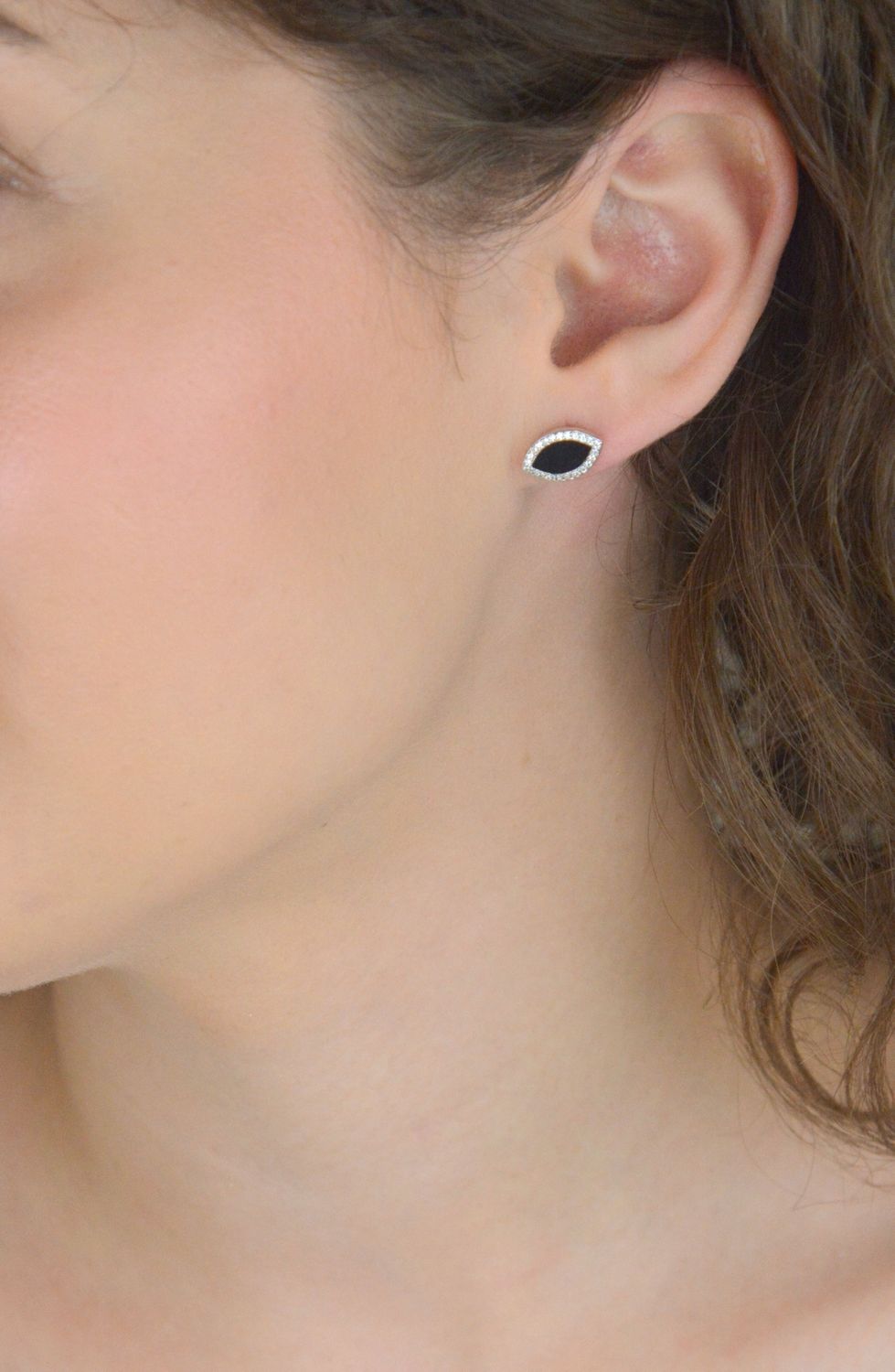 Kolczyki srebrne damskie DIA-KLC-13144-925 – próba 925, zdobione cyrkoniami, wymiary 1,2 cm x 7 mm, zapięcie na sztyft, waga 1,60 g. Stylowe i wygodne – idealne na co dzień i specjalne okazje.1.jpg