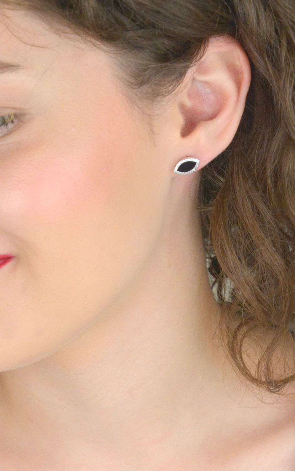 Kolczyki srebrne damskie DIA-KLC-13144-925 – próba 925, zdobione cyrkoniami, wymiary 1,2 cm x 7 mm, zapięcie na sztyft, waga 1,60 g. Stylowe i wygodne – idealne na co dzień i specjalne okazje.1.jpg