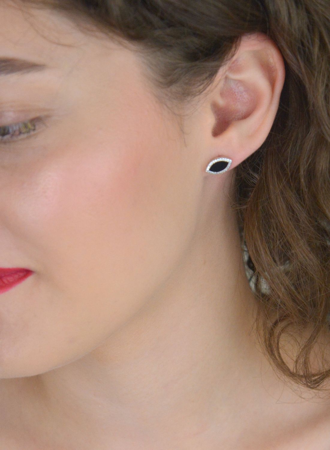 Kolczyki srebrne damskie DIA-KLC-13144-925 – próba 925, zdobione cyrkoniami, wymiary 1,2 cm x 7 mm, zapięcie na sztyft, waga 1,60 g. Stylowe i wygodne – idealne na co dzień i specjalne okazje.1.jpg