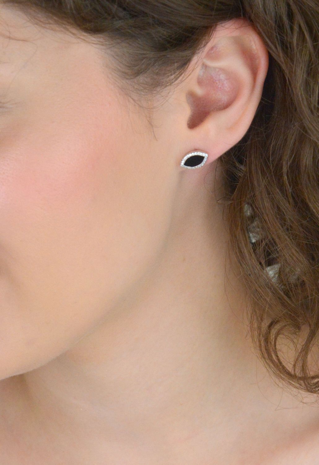 Kolczyki srebrne damskie DIA-KLC-13144-925 – próba 925, zdobione cyrkoniami, wymiary 1,2 cm x 7 mm, zapięcie na sztyft, waga 1,60 g. Stylowe i wygodne – idealne na co dzień i specjalne okazje.1.jpg