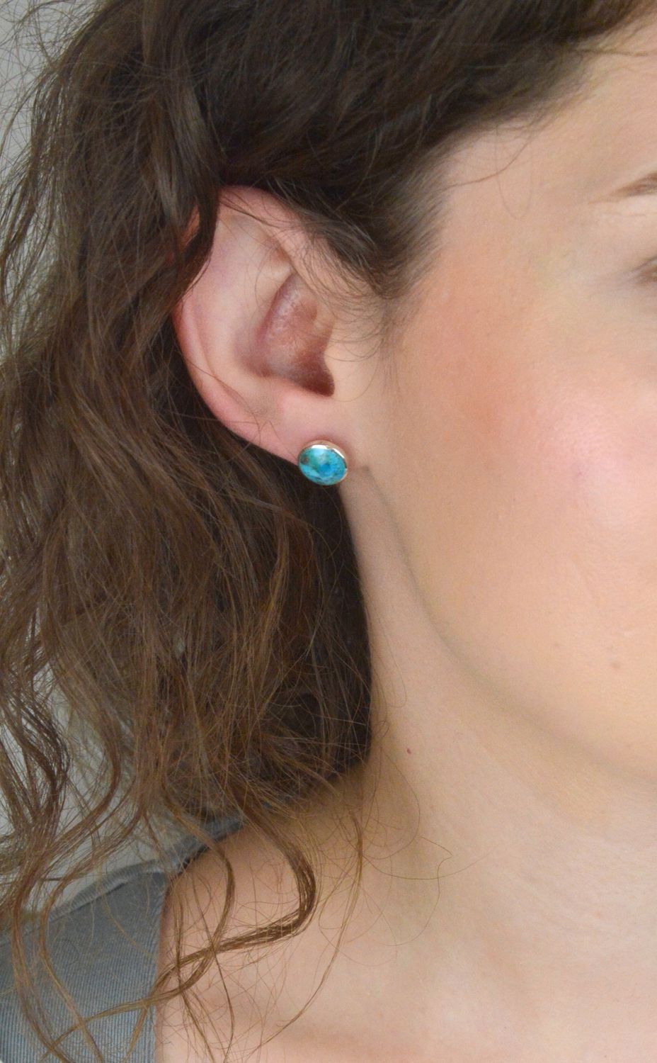 Kolczyki srebrne okrągłe z turkusami – model DIA-KLC-13145-925. Próba 925, waga 2,60 g, średnica 1 cm, zapięcie na sztyft. Stylowa i klasyczna biżuteria z charakterem.1.jpg