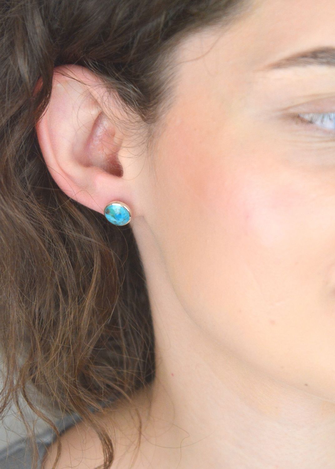 Kolczyki srebrne okrągłe z turkusami – model DIA-KLC-13145-925. Próba 925, waga 2,60 g, średnica 1 cm, zapięcie na sztyft. Stylowa i klasyczna biżuteria z charakterem.1.jpg