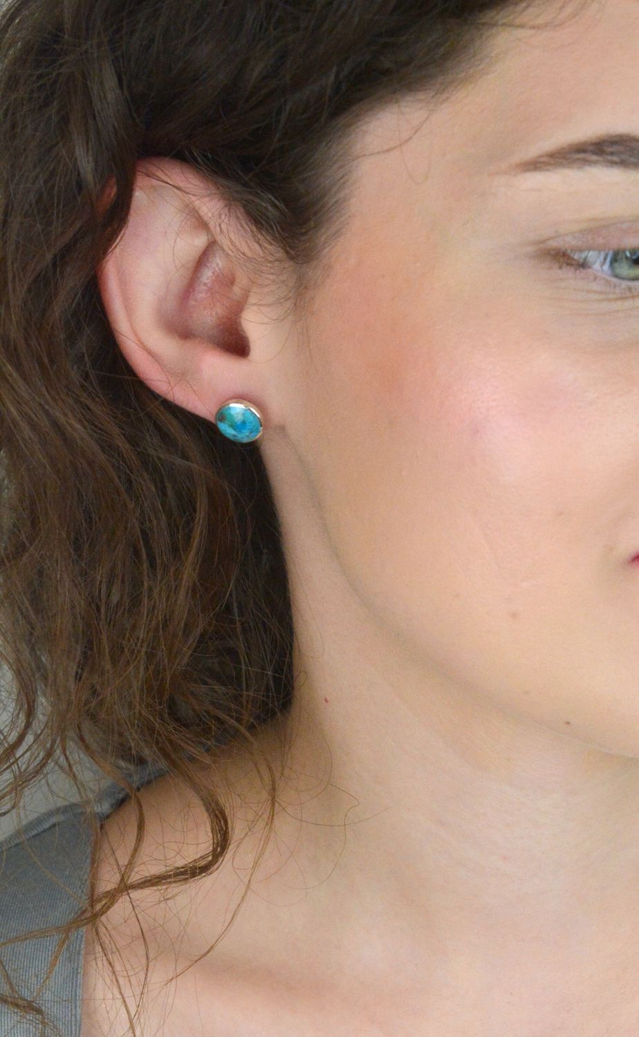 Kolczyki srebrne okrągłe z turkusami – model DIA-KLC-13145-925. Próba 925, waga 2,60 g, średnica 1 cm, zapięcie na sztyft. Stylowa i klasyczna biżuteria z charakterem.1.jpg