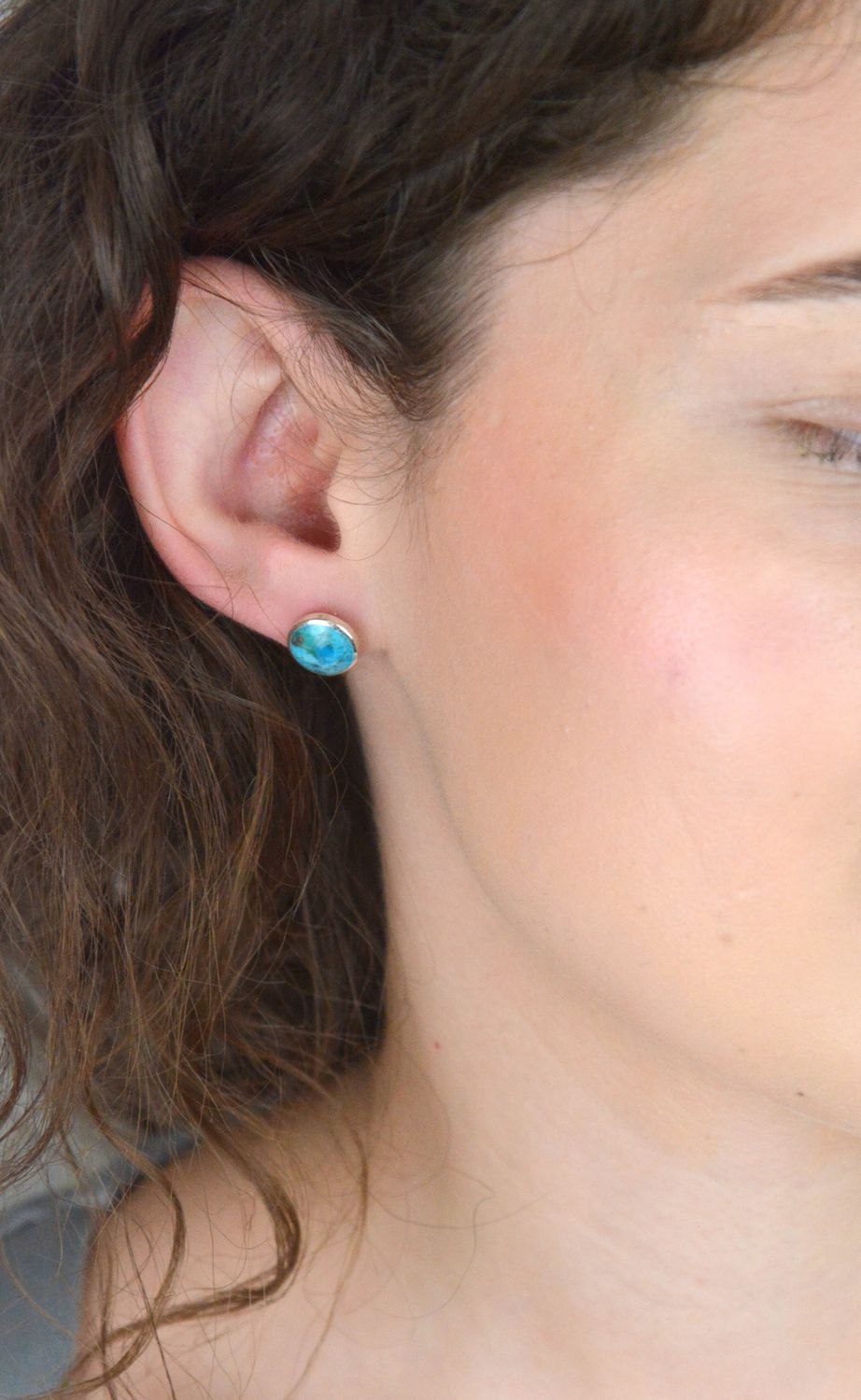 Kolczyki srebrne okrągłe z turkusami – model DIA-KLC-13145-925. Próba 925, waga 2,60 g, średnica 1 cm, zapięcie na sztyft. Stylowa i klasyczna biżuteria z charakterem.1.jpg