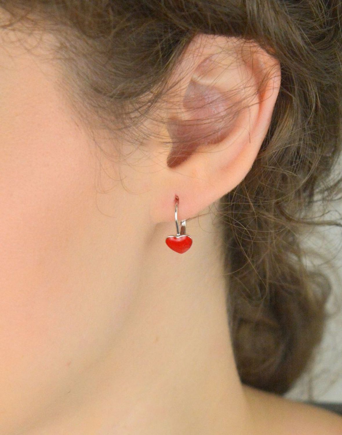 Kolczyki dziewczęce srebrne serca z czerwoną emalią – DIA-KLC-13146-925. Próba 925, waga 2,00 g, długość 1,5 cm, bigiel angielski. Idealne na prezent dla dziewczynki.1.jpg