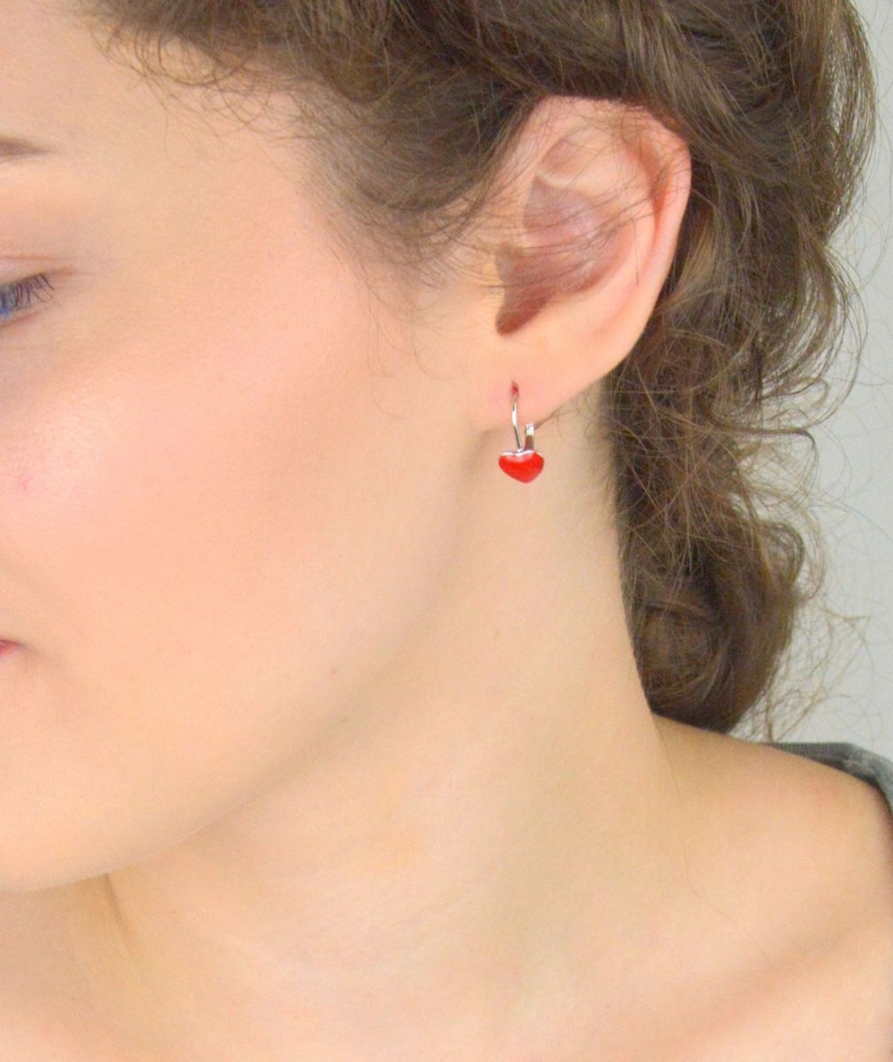 Kolczyki dziewczęce srebrne serca z czerwoną emalią – DIA-KLC-13146-925. Próba 925, waga 2,00 g, długość 1,5 cm, bigiel angielski. Idealne na prezent dla dziewczynki.1.jpg