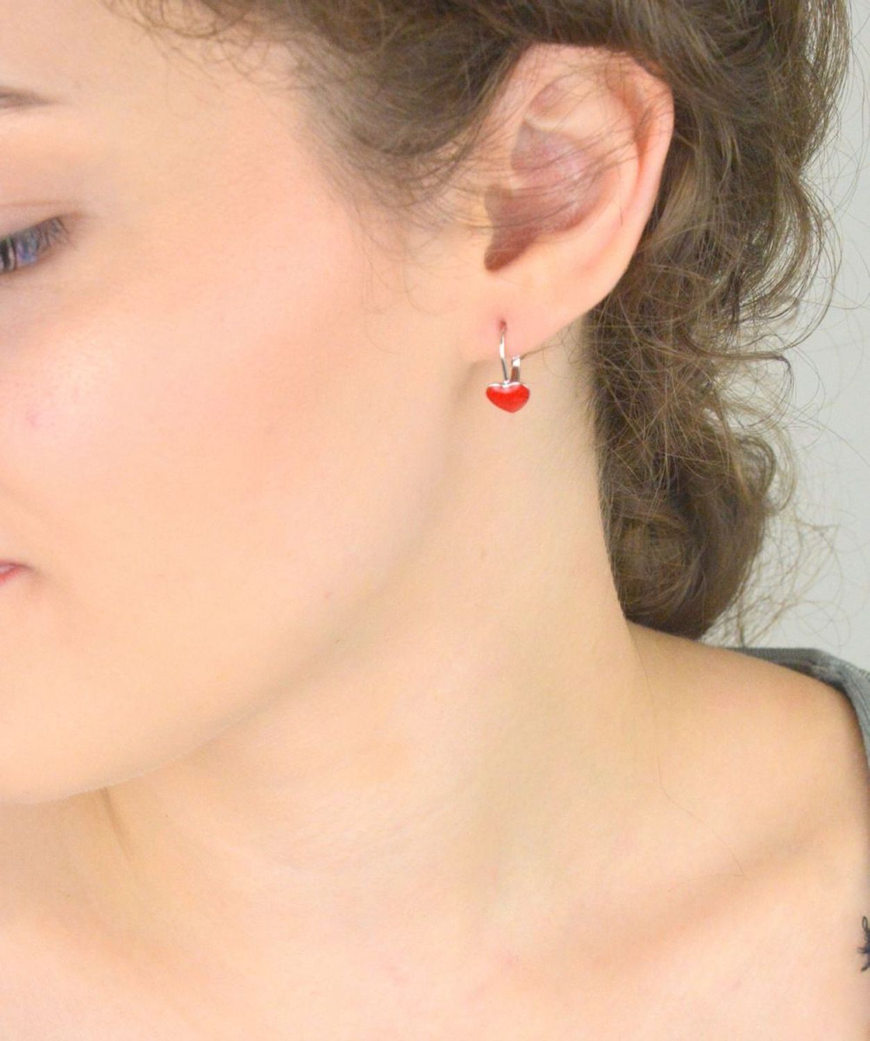 Kolczyki dziewczęce srebrne serca z czerwoną emalią – DIA-KLC-13146-925. Próba 925, waga 2,00 g, długość 1,5 cm, bigiel angielski. Idealne na prezent dla dziewczynki.1.jpg