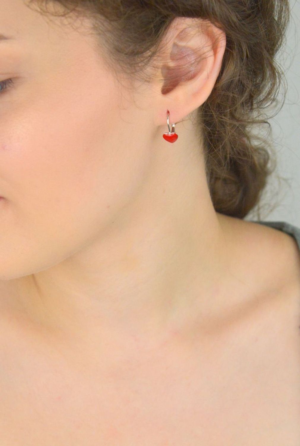 Kolczyki dziewczęce srebrne serca z czerwoną emalią – DIA-KLC-13146-925. Próba 925, waga 2,00 g, długość 1,5 cm, bigiel angielski. Idealne na prezent dla dziewczynki.1.jpg