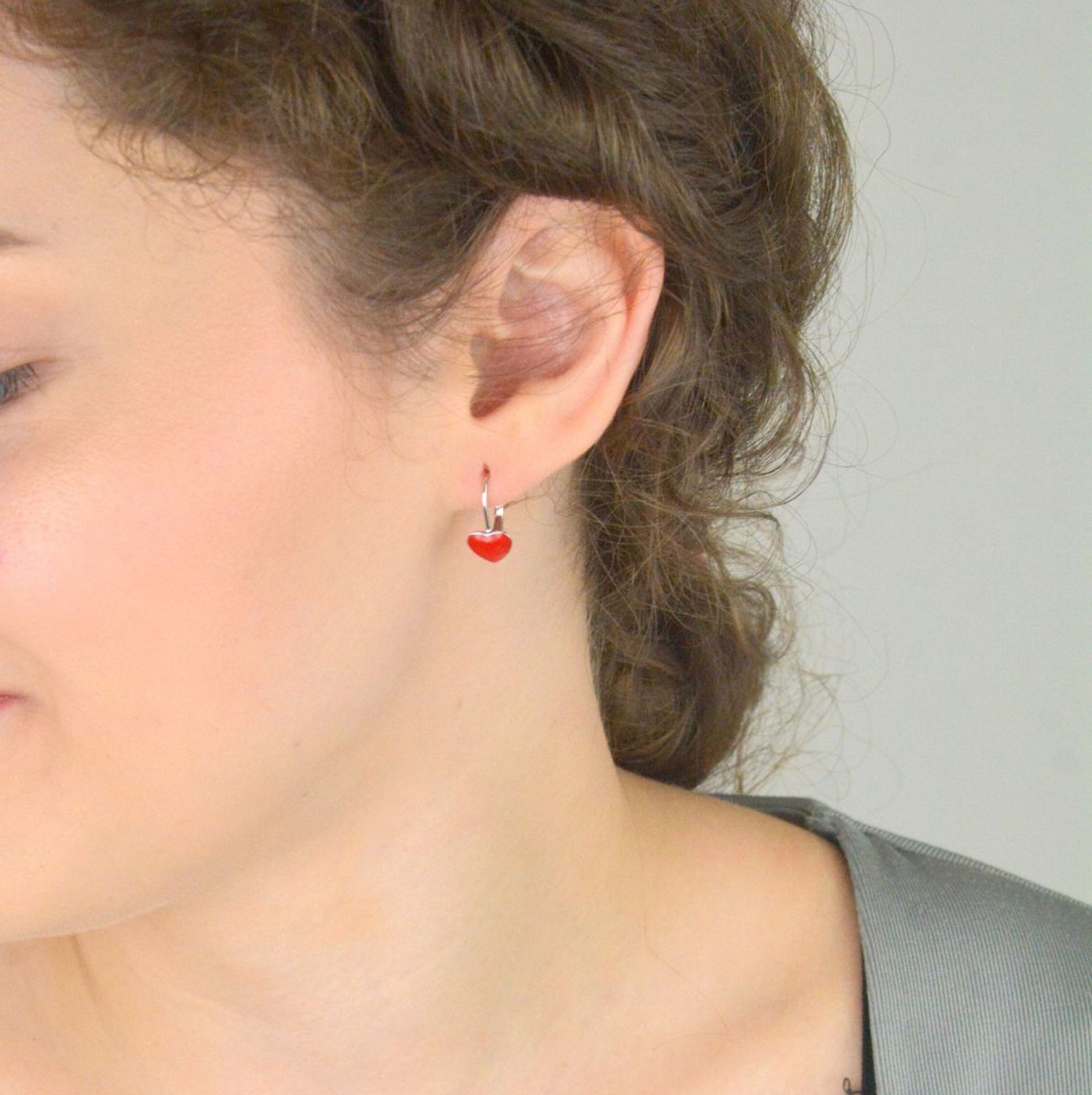 Kolczyki dziewczęce srebrne serca z czerwoną emalią – DIA-KLC-13146-925. Próba 925, waga 2,00 g, długość 1,5 cm, bigiel angielski. Idealne na prezent dla dziewczynki.1.jpg