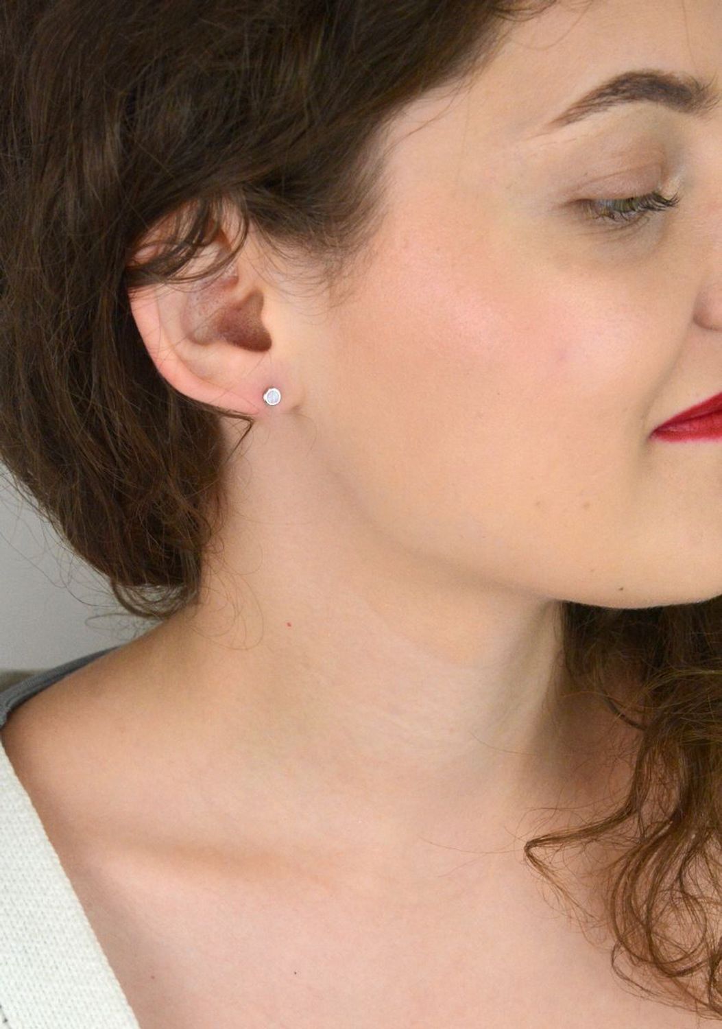 Kolczyki damskie DIA-KLC-13147-925 – srebro próby 925, okrągłe, zdobione różowym syntetycznym opalem, średnica 4 mm, zapięcie na sztyft, waga 0,70 g. Subtelna i elegancka biżuteria na co dzień.1.jpg