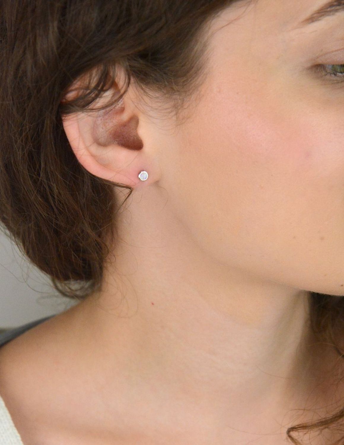 Kolczyki damskie DIA-KLC-13147-925 – srebro próby 925, okrągłe, zdobione różowym syntetycznym opalem, średnica 4 mm, zapięcie na sztyft, waga 0,70 g. Subtelna i elegancka biżuteria na co dzień.1.jpg