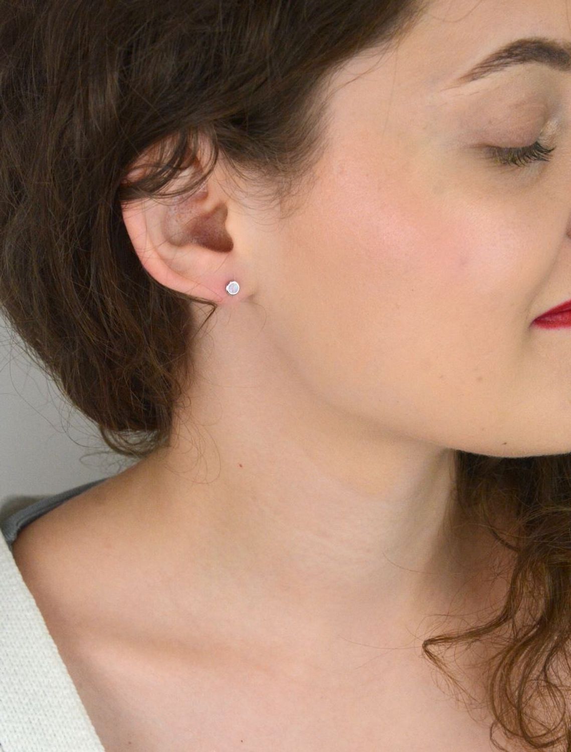 Kolczyki damskie DIA-KLC-13147-925 – srebro próby 925, okrągłe, zdobione różowym syntetycznym opalem, średnica 4 mm, zapięcie na sztyft, waga 0,70 g. Subtelna i elegancka biżuteria na co dzień.1.jpg