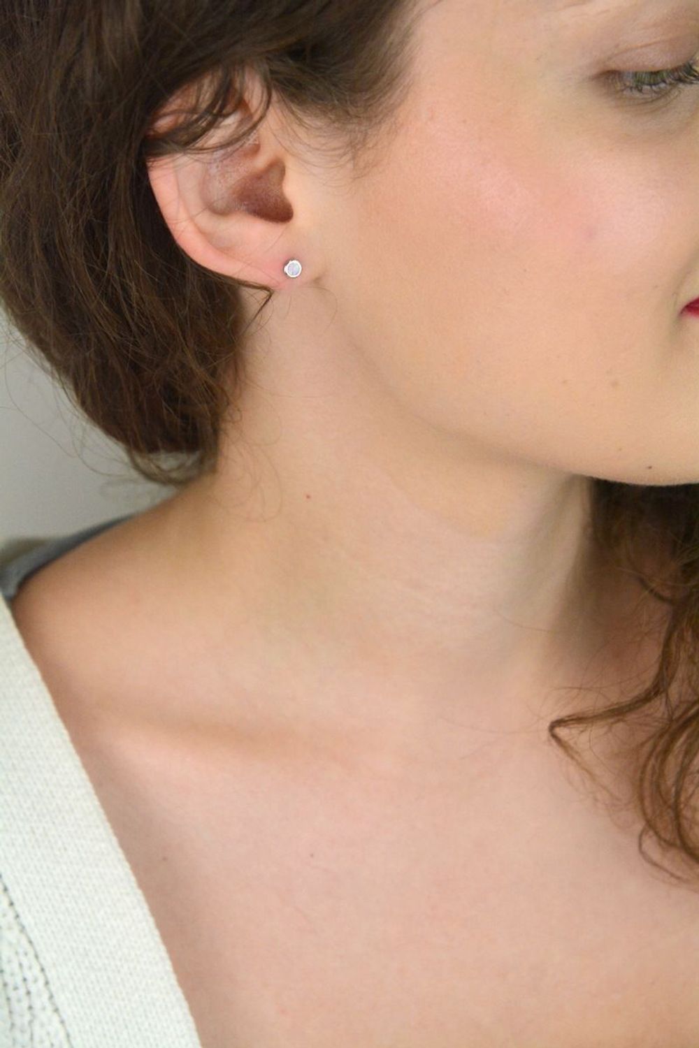 Kolczyki damskie DIA-KLC-13147-925 – srebro próby 925, okrągłe, zdobione różowym syntetycznym opalem, średnica 4 mm, zapięcie na sztyft, waga 0,70 g. Subtelna i elegancka biżuteria na co dzień.1.jpg