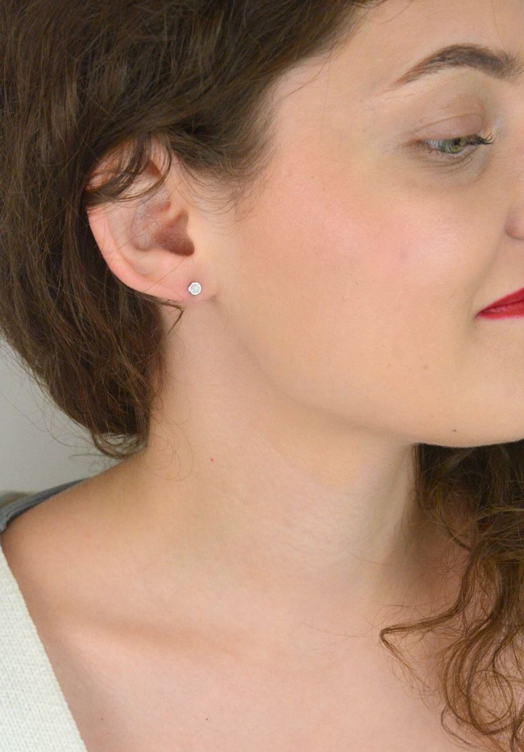 Kolczyki damskie DIA-KLC-13147-925 – srebro próby 925, okrągłe, zdobione różowym syntetycznym opalem, średnica 4 mm, zapięcie na sztyft, waga 0,70 g. Subtelna i elegancka biżuteria na co dzień.1.jpg