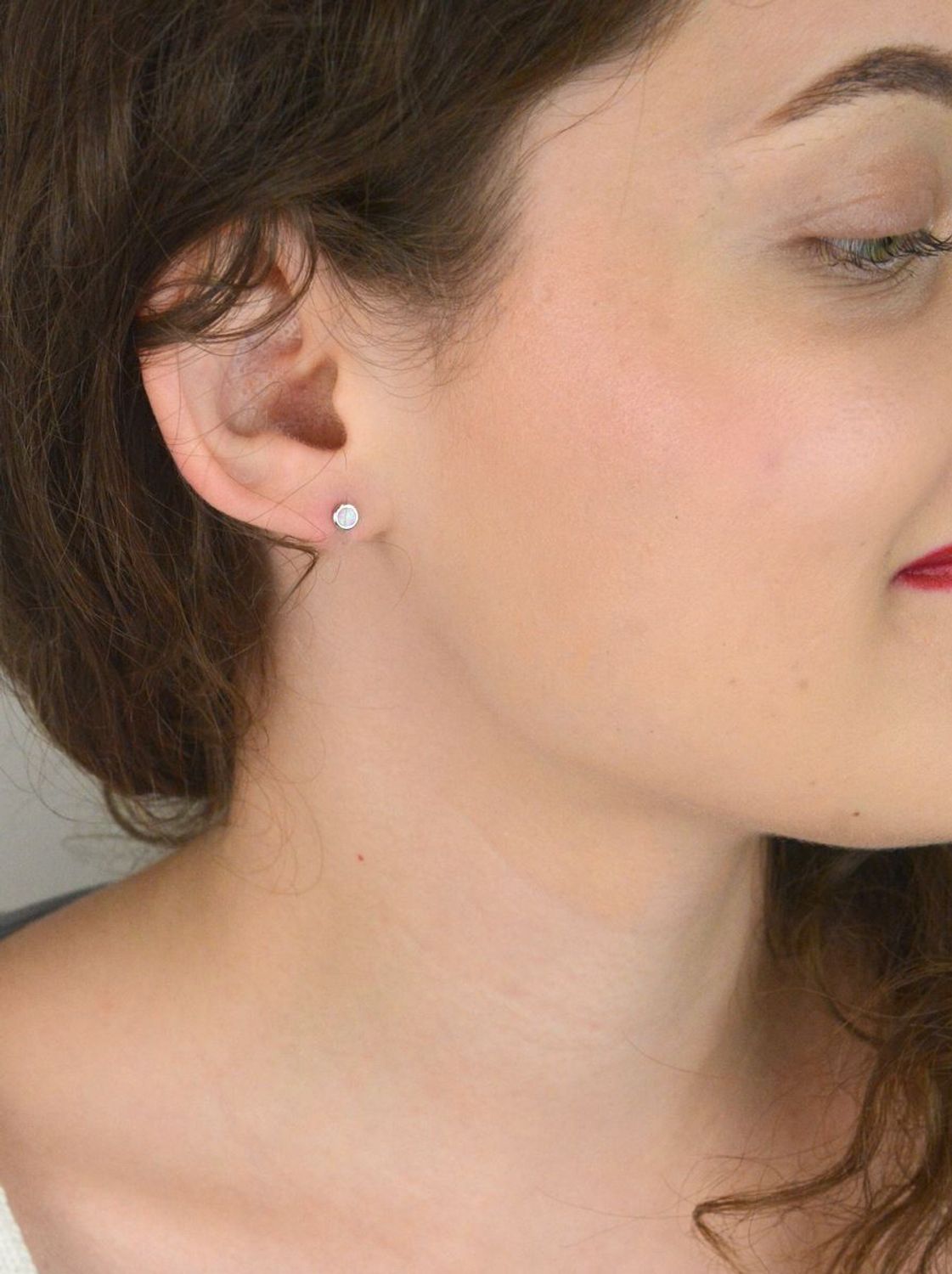 Kolczyki damskie DIA-KLC-13147-925 – srebro próby 925, okrągłe, zdobione różowym syntetycznym opalem, średnica 4 mm, zapięcie na sztyft, waga 0,70 g. Subtelna i elegancka biżuteria na co dzień.1.jpg