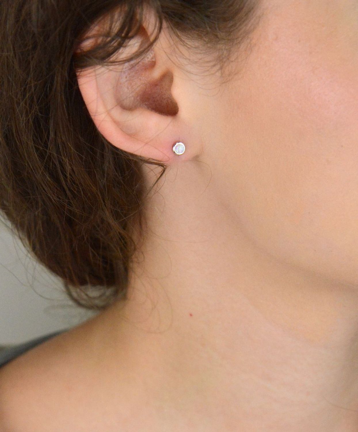 Kolczyki damskie DIA-KLC-13147-925 – srebro próby 925, okrągłe, zdobione różowym syntetycznym opalem, średnica 4 mm, zapięcie na sztyft, waga 0,70 g. Subtelna i elegancka biżuteria na co dzień.1.jpg