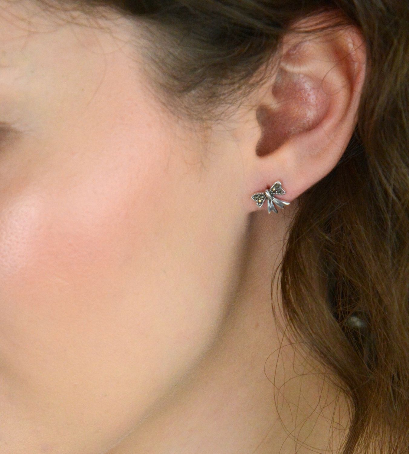 Srebrne kolczyki kokardki zdobione markazytami – model DIA-KLC-13149-925, próba 925. Wymiary 1,0 cm x 9 mm, zapięcie na sztyft, 1,50 g. Urocza biżuteria na prezent.11.jpg