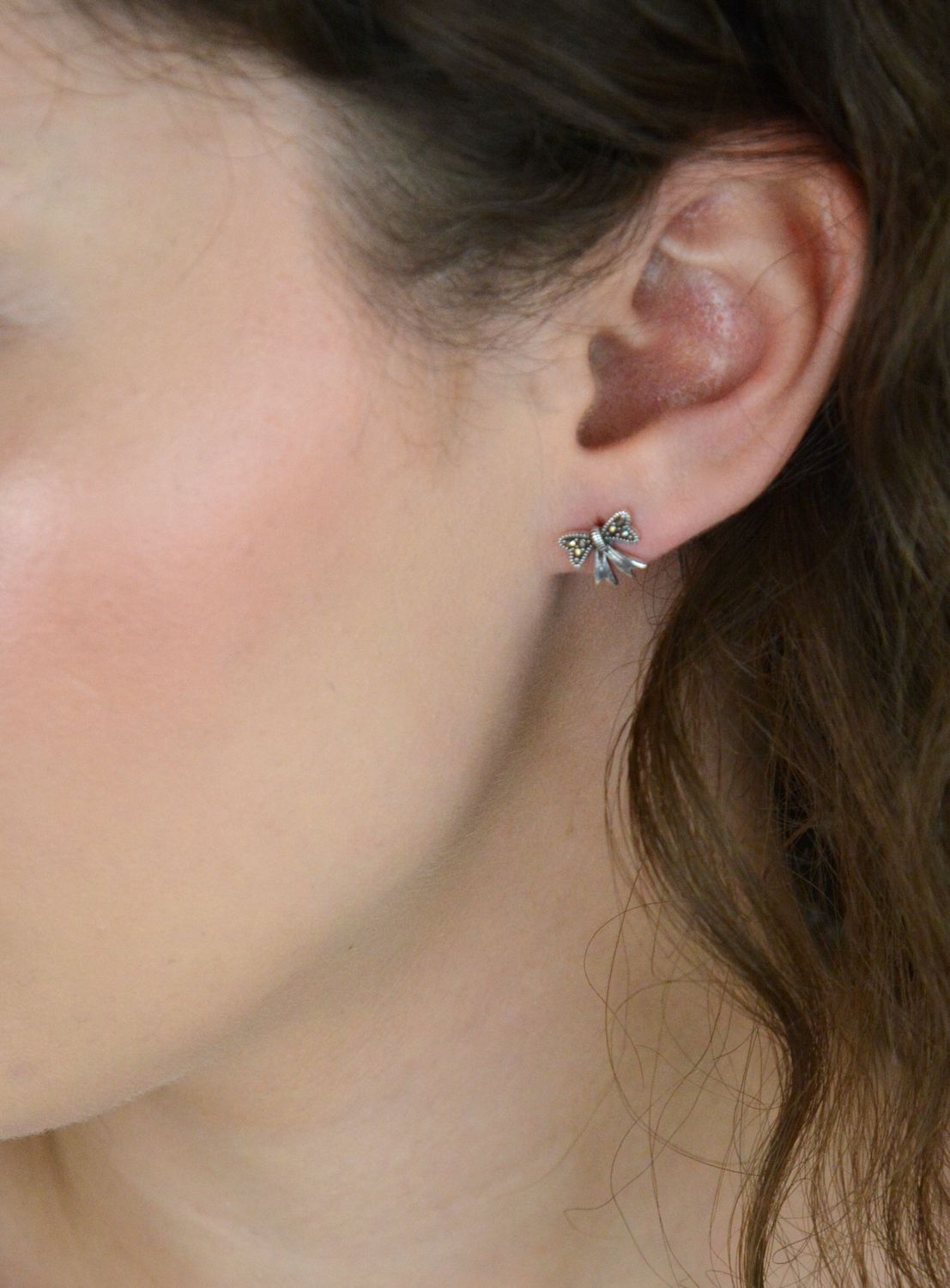 Srebrne kolczyki kokardki zdobione markazytami – model DIA-KLC-13149-925, próba 925. Wymiary 1,0 cm x 9 mm, zapięcie na sztyft, 1,50 g. Urocza biżuteria na prezent.11.jpg