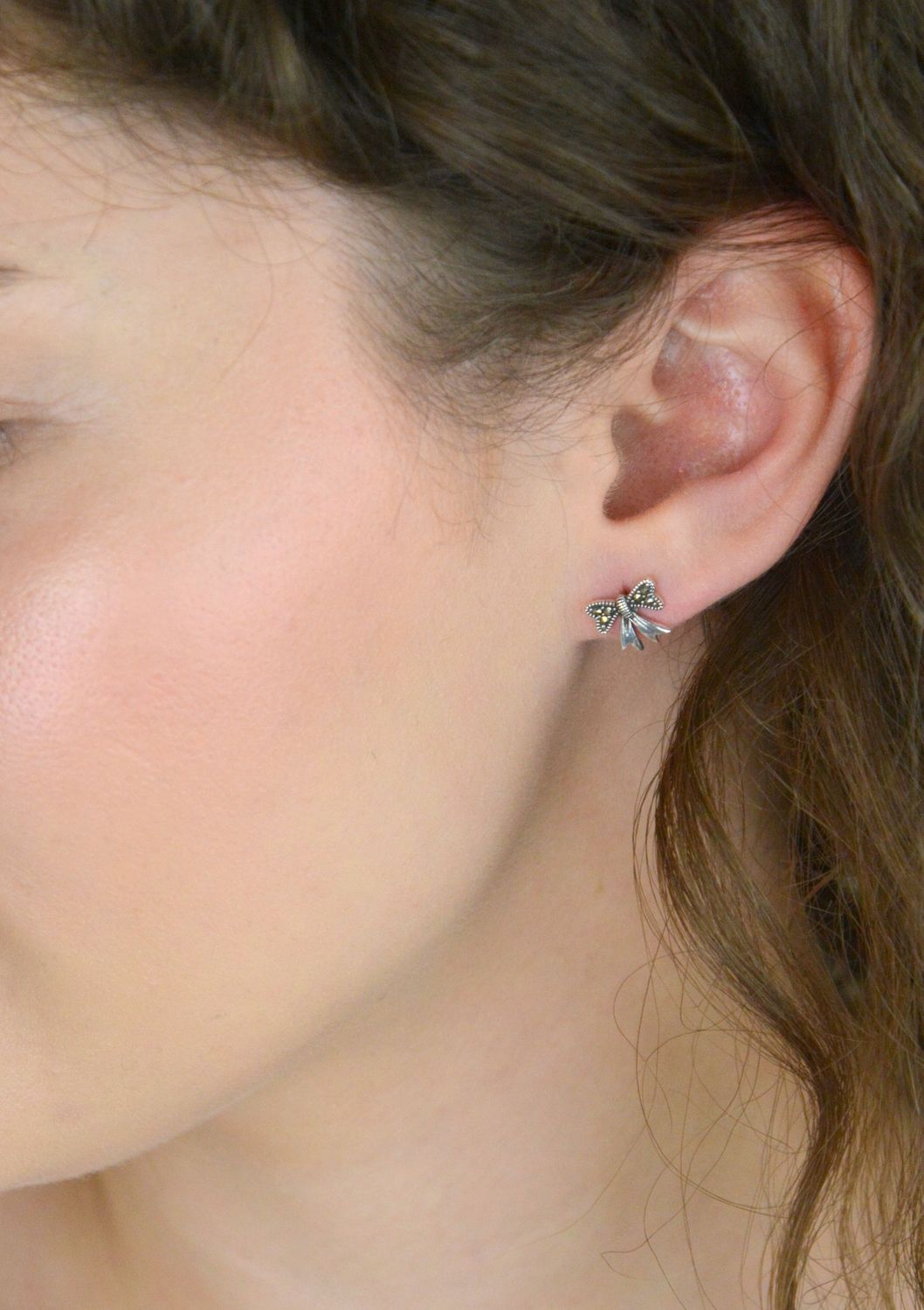 Srebrne kolczyki kokardki zdobione markazytami – model DIA-KLC-13149-925, próba 925. Wymiary 1,0 cm x 9 mm, zapięcie na sztyft, 1,50 g. Urocza biżuteria na prezent.11.jpg