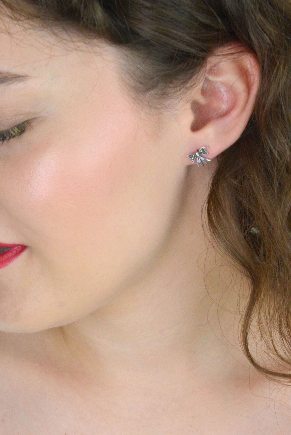 Srebrne kolczyki kokardki zdobione markazytami – model DIA-KLC-13149-925, próba 925. Wymiary 1,0 cm x 9 mm, zapięcie na sztyft, 1,50 g. Urocza biżuteria na prezent.11.jpg