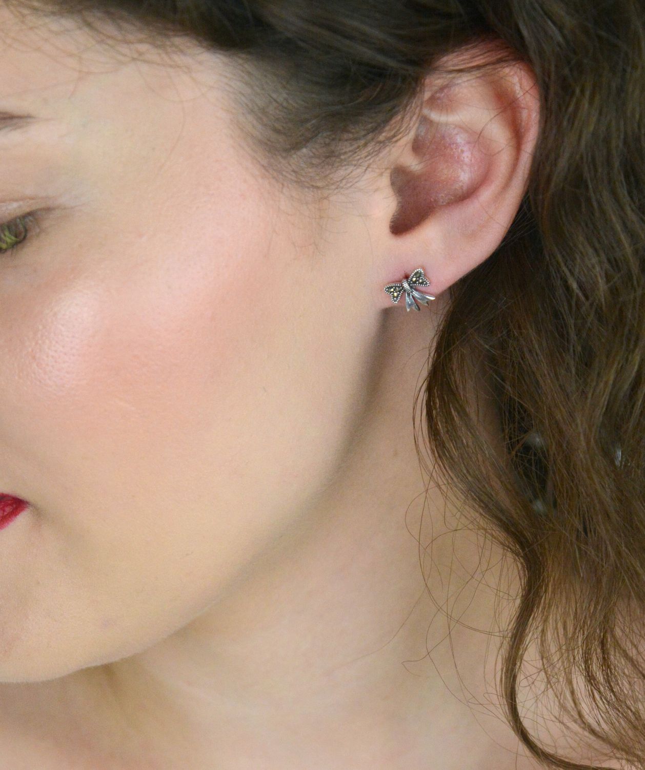 Srebrne kolczyki kokardki zdobione markazytami – model DIA-KLC-13149-925, próba 925. Wymiary 1,0 cm x 9 mm, zapięcie na sztyft, 1,50 g. Urocza biżuteria na prezent.11.jpg