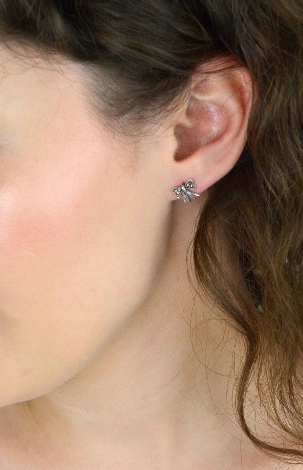 Srebrne kolczyki kokardki zdobione markazytami – model DIA-KLC-13149-925, próba 925. Wymiary 1,0 cm x 9 mm, zapięcie na sztyft, 1,50 g. Urocza biżuteria na prezent.11.jpg