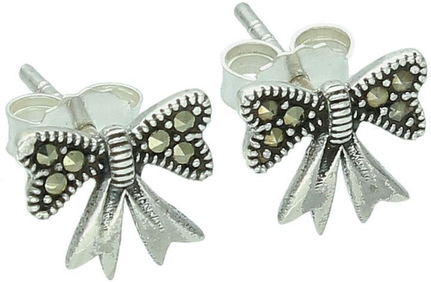 Srebrne kolczyki kokardki zdobione markazytami – model DIA-KLC-13149-925, próba 925. Wymiary 1,0 cm x 9 mm, zapięcie na sztyft, 1,50 g. Urocza biżuteria na prezent.11.jpg