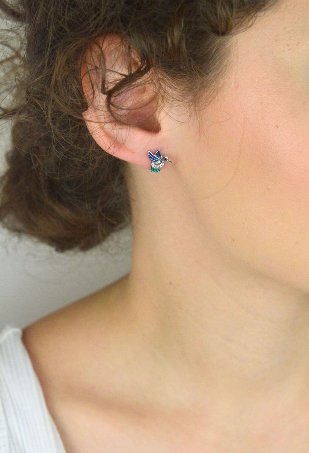 Kolczyki damskie srebrne koliberki DIA-KLC-13150-925 – z emalią i cyrkoniami, próba 925, wymiary 1,0 x 1,0 cm, zapięcie na sztyft, waga 1,30 g.1.jpg