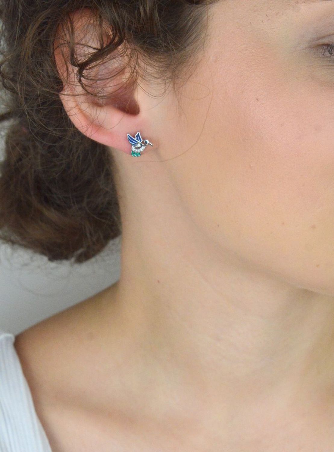 Kolczyki damskie srebrne koliberki DIA-KLC-13150-925 – z emalią i cyrkoniami, próba 925, wymiary 1,0 x 1,0 cm, zapięcie na sztyft, waga 1,30 g.1.jpg