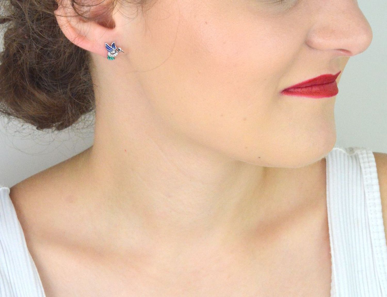 Kolczyki damskie srebrne koliberki DIA-KLC-13150-925 – z emalią i cyrkoniami, próba 925, wymiary 1,0 x 1,0 cm, zapięcie na sztyft, waga 1,30 g.1.jpg