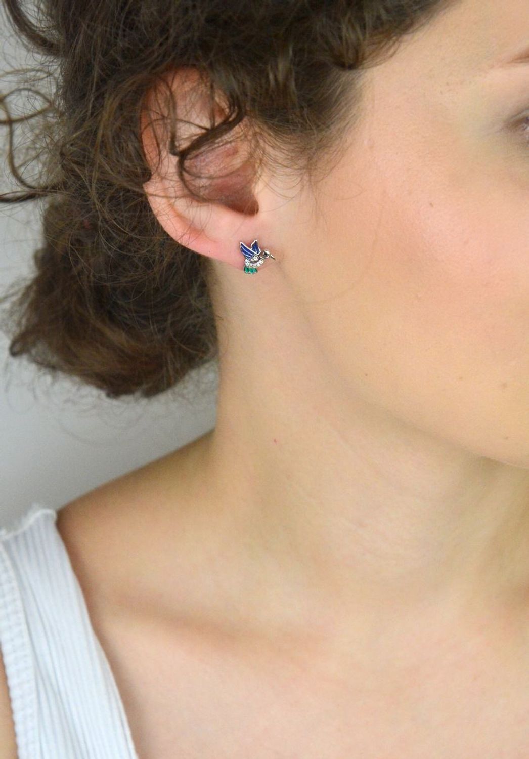 Kolczyki damskie srebrne koliberki DIA-KLC-13150-925 – z emalią i cyrkoniami, próba 925, wymiary 1,0 x 1,0 cm, zapięcie na sztyft, waga 1,30 g.1.jpg