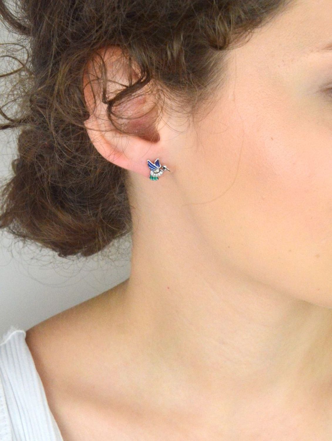 Kolczyki damskie srebrne koliberki DIA-KLC-13150-925 – z emalią i cyrkoniami, próba 925, wymiary 1,0 x 1,0 cm, zapięcie na sztyft, waga 1,30 g.1.jpg