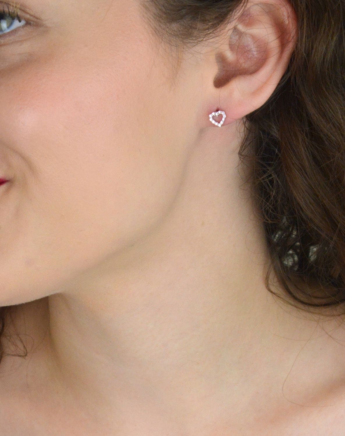 Kolczyki srebrne dziewczęce w kształcie serca z różową cyrkonią – model DIA-KLC-13153-925. Próba 925, 0,80 g, wymiary 6 mm, zapięcie na sztyft. Idealny prezent dla dziewczynki.1.jpg
